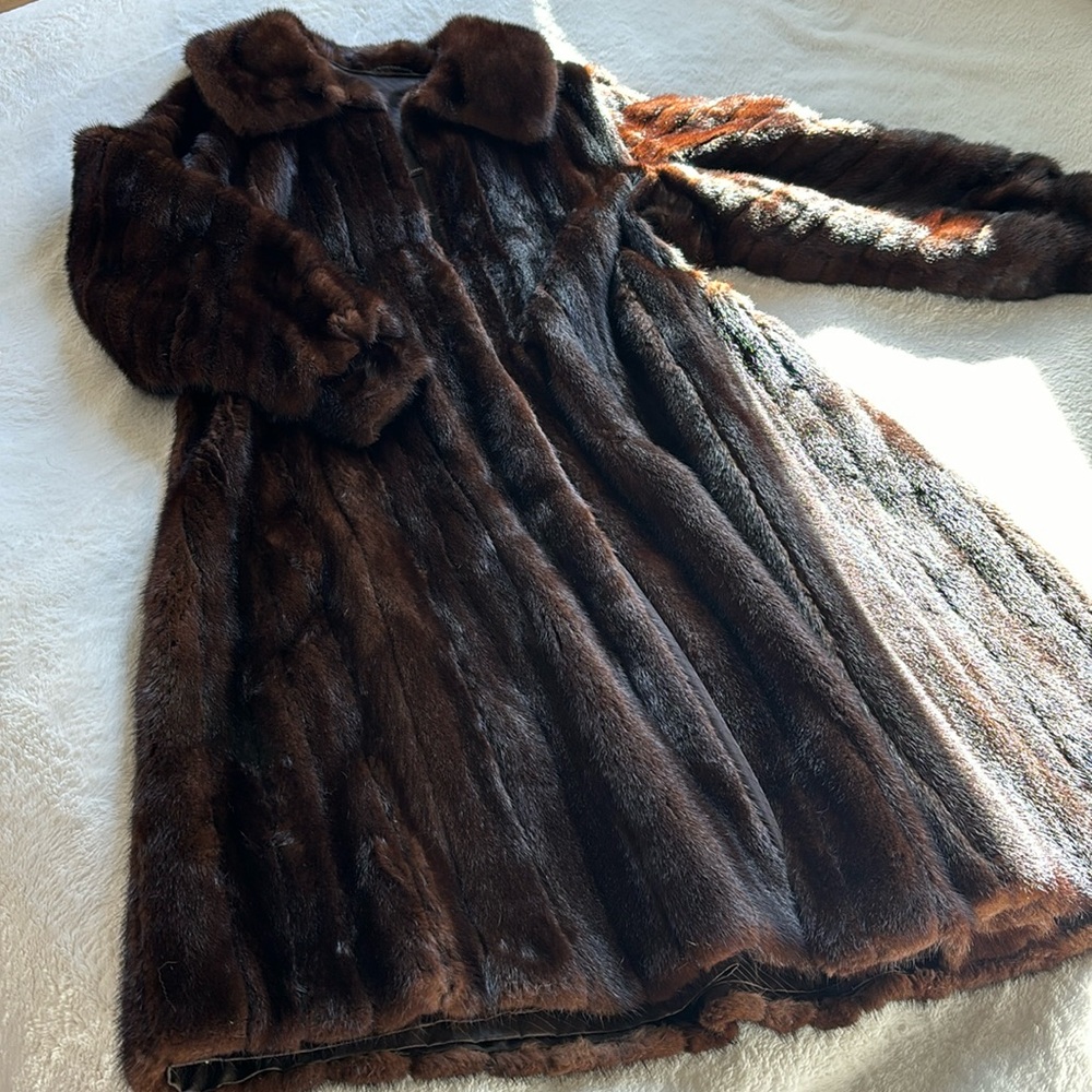 Stunning Mink Classic Sophistication ๐ with an Elegant Hue that Captures Light - Picture 1 of 10